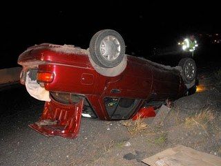 Automóvil conducido a exceso de velocidad pierde el control y vuelca