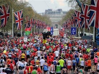 Maratón de Londres inicia con tributo a víctimas de Boston
