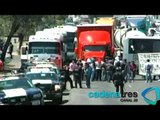 Normalistas bloquean y cierran la circulación en la carretera a Pátzcuaro, Michoacán