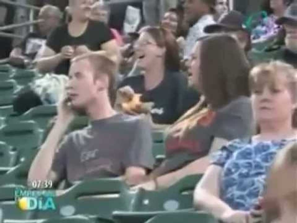 "Kiss cam" provoca el enojo de una mujer al no recibir  beso de su novio / The Best Kiss Cam