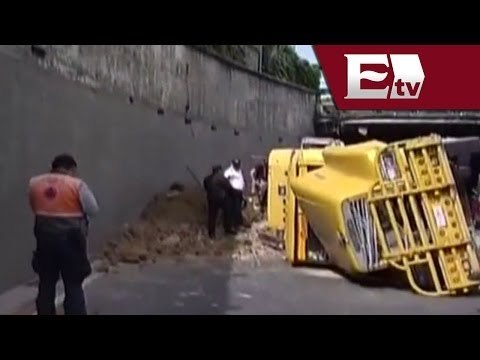 Vuelca tráiler con tierra en Eje 8 sur / Excélsior informa