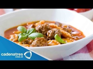 Receta para preparar sopa con albondiguitas y tortellini. Receta de sopa con albondiguitas