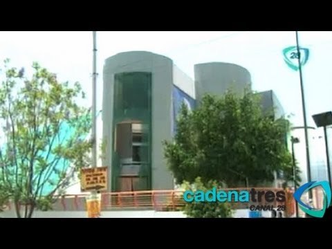 Maestros y normalistas de Guerrero apedrean sede del SNTE
