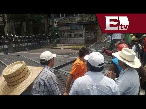 Campesinos derriban vallas metálicas al exterior de Segob / Todo México