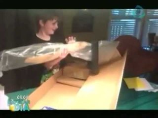 Niño recibe rifle de regalo y mata a su hermana // Child receives gift rifle and kills his sister