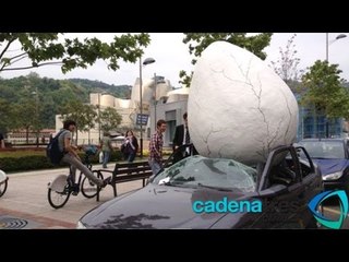 Aparece enorme huevo en las calles de Bilbao, España