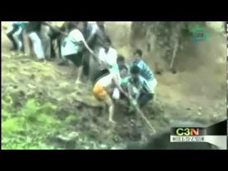 Grupo de personas salvan a un elefante que cae en una zanja en la India