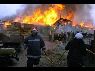 Arde fábrica de féretros  en Michoacán