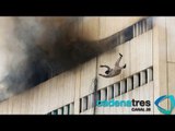 Mueren 2 personas al saltar de un edificio en llamas en Pakistán