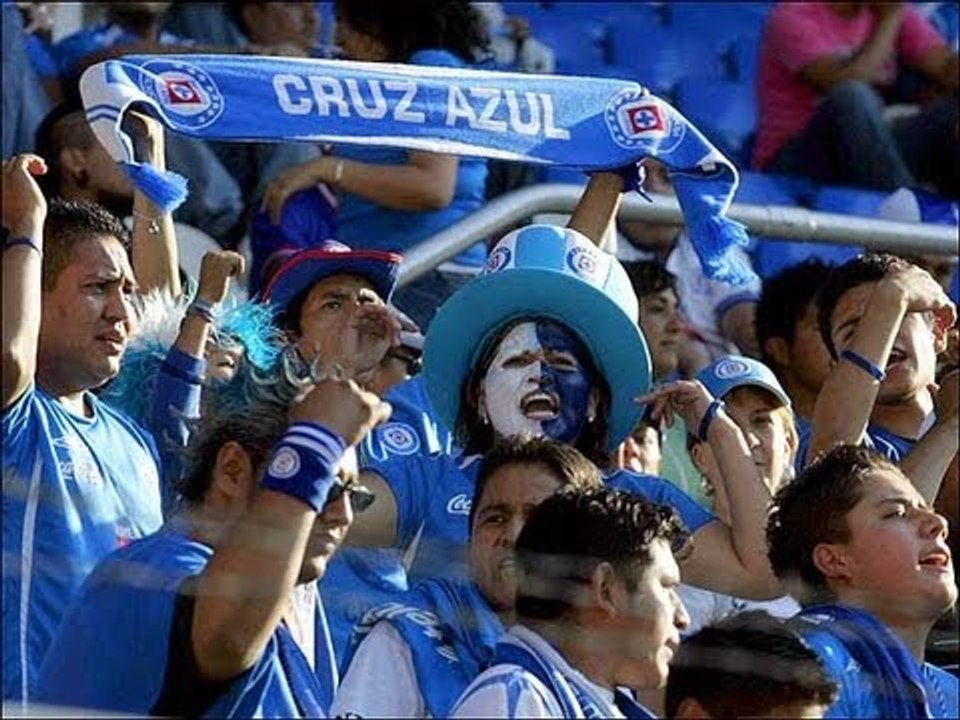 Aficionados del Cruz Azul listos para recibir al América en el estadio azul