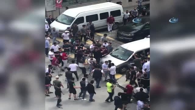 Mahalle Savaş Alanına Döndü... Sultangazi'de Yumruk ve Tekmelerin Havada Uçtuğu Kavga Kamerada
