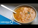 Receta para preparar sopa de tomate con alubias y pesto. Receta de sopa con alubias
