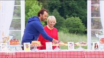 Cyril Lignac compare un gâteau totalement raté à... un plateau de fruits de mer ! Regardez