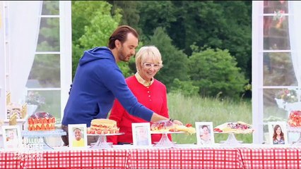 Cyril Lignac compare un gâteau totalement raté à... un plateau de fruits de mer ! Regardez