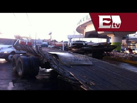 Camión tira su carga desde un distribuidor vial en Vía Morelos, Ecatepec / Vianey Esquinca