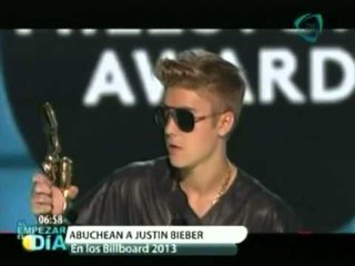 Justin Bieber fue abucheado al recibir un premio en los Billboard 2013 (VIDEO)