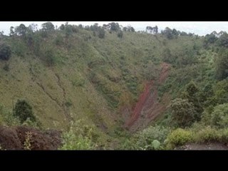 Niño cae al cráter del volcán Xitle / Child falls to the volcano crater