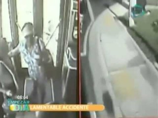 Joven sufre aparatoso accidente al intentar subir al transporte público