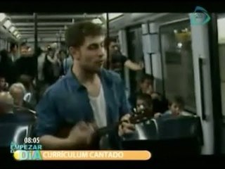 Joven Español canta su currículum en el metro / Spanish Young sings his resume on the subway