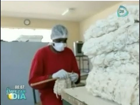 Presos tejen prendas para vestir con el fin de reducir su condena