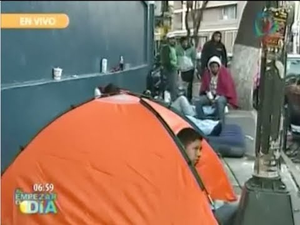 Aficionados duermen afuera del estadio Azul en espera de boletos para la final con América