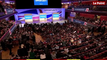 Theresa May danse sur "Dancing Queen" en plein meeting