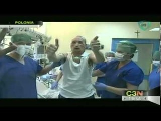 Hombre polaco ve su nuevo rostros tras recibir un trasplante después de estar desfigurado