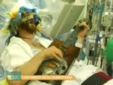 Hombre canta y toca la guitarra mientras le operan el cerebro