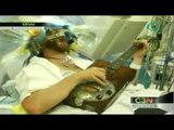 Hombre toca la guitarra mientras lo operan del cerebro (EEUU) / Man plays guitar in his operation