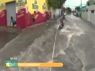 Jóvenes mexicanos aprovechan inundaciones para practicar sobre "olas urbanas"