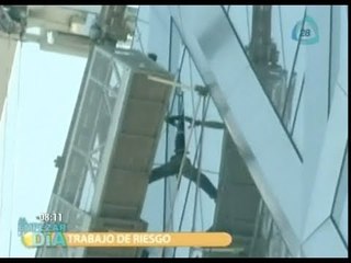 Impactantes imágenes, Limpiavidrios quedan suspendidos a 182 metros de altura