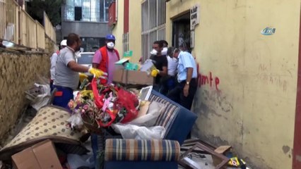 Evden 3 kamyon çöp çıktı, zabıta Türk bayrağını öpüp başına koydu