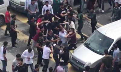 Yumruk ve tekmelerin havada uçtuğu kavga kamerada