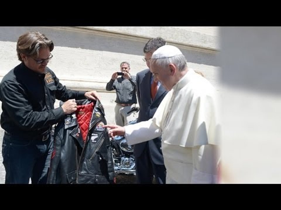 Papa Francisco recibe dos motos de Harley / Pope Francisco receives two Harley bikes