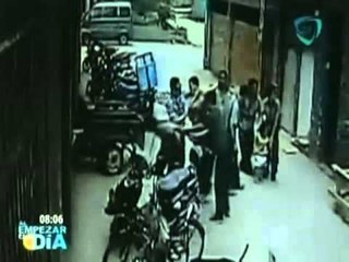 Niña cae de un edificio de 5 pisos y logra sobrevir (VIDEO)