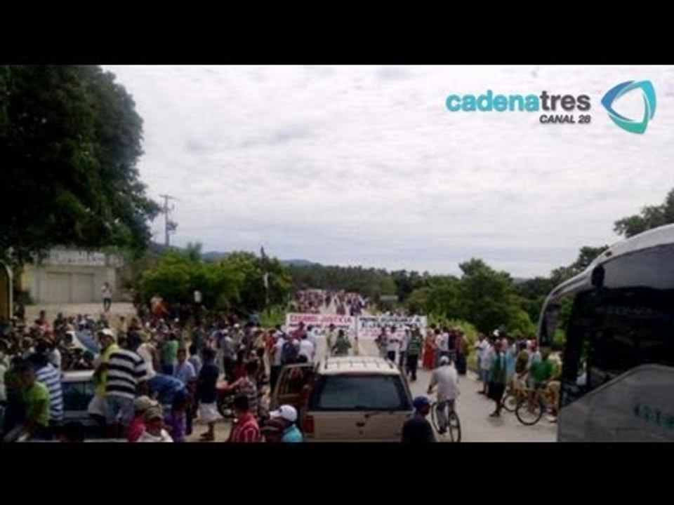 Grupos de autodefensa mantiene bloqueada la carretera Acapulco-Zijuatanejo