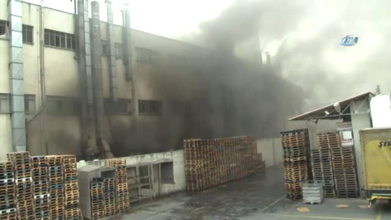 İbb: "İstanbul İtfaiyesi Küçükçekemce'deki Yangına 22 Araç 52 Personelle Müdahale Etti"