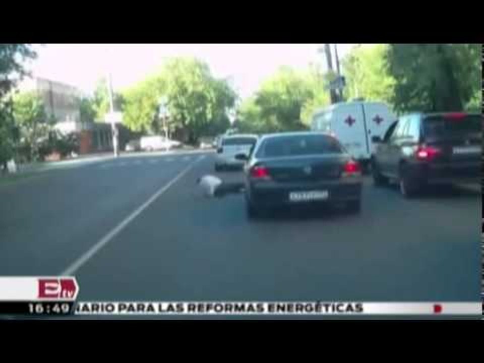 Joven arrolla violentamente a un hombre mayor y huye  / Global