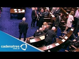 Parlamentario ebrio obliga a una colega a sentarse en sus piernas/ Tom Barry y Áine Collins