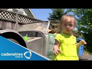 Niña de un año compra automóvil modelo 1962 / Girl a year buying 1962 model car