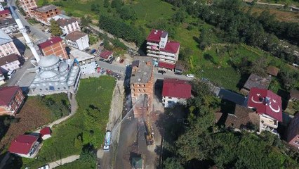 Rize'de Dere Yatağındaki 7 Katlı Binanın Yıkımı Sürüyor