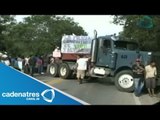 Bloquean dos carreteras federales en Guerrero en apoyo a policía comunitaria