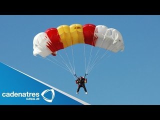 Vuelo increíble,hombre vuela con paragüas