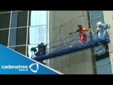 Trabajadores quedan atrapados en andamio a 50 metros de altura en Monterrey