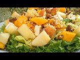 Receta de ensalada verde surtida con mango y nueces / Green salad topped with mango and walnuts