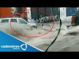 ¡Impresionante! Hombre es arrastrado por la corriente tras las fuertes lluvias (VIDEO)