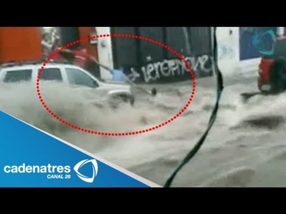 ¡Impresionante! Hombre es arrastrado por la corriente tras las fuertes lluvias (VIDEO)