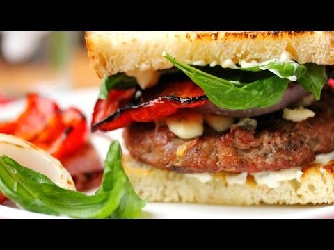 Receta de hamburguesas con jitomates deshidratados y cebollas glaseadas al balsámico