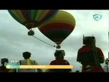 Acróbata chino camina entre dos globos aerostáticos