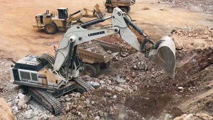 Liebherr 984 Excavatosr And Cat 992G Loading Cat Dumpers